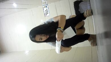 商场女厕全景偷拍娇小美少妇肥美的鲍鱼