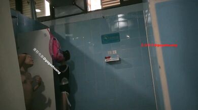 某室内游泳馆更衣间偷窥众多的美女少妇冲凉更衣