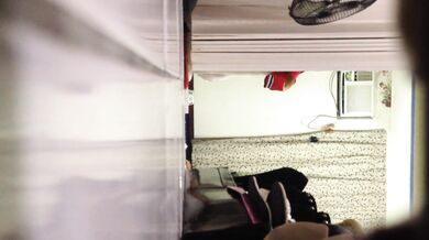 变态偷窥狂房东门缝下偷窥身材不错的女租客纹身少女洗澡换衣全过程